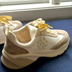 sneakers in great condition, made of leather, comfortable to wear true to size.